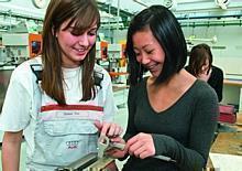 Beim Girls' Day im Audi Bildungszentrum Ingolstadt haben heute rund 300 Schülerinnen aus der Region die Möglichkeit genutzt, einen Einblick in die Welt der Technik zu bekommen.